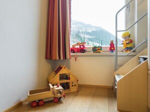 3 bedrooms, cots/infant beds, individually furnished, bed sheets - Relaxing Apartment in Saalbach-hinterglemm With Ski Storage (Viehhofen)
