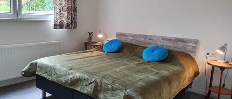 Casa | 1 habitación, muebles diferentes y ropa de cama