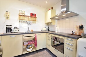 House | Private kitchen | Microwave - Vintage Holiday Home in Kamperland near Lake Veerse (Kamperland)