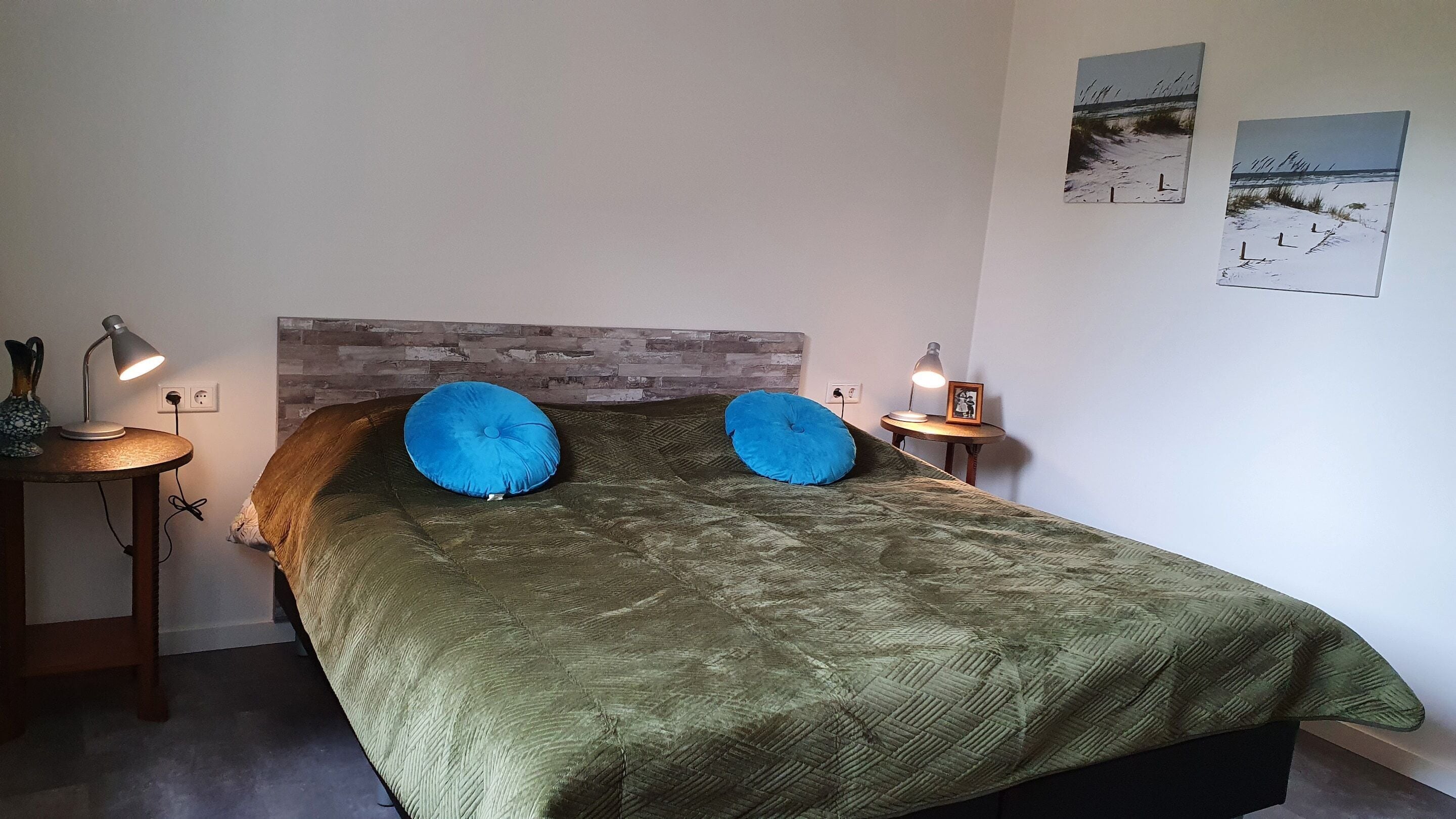 1 غرفة نوم وطراز فريد لكل وحدة وملاءات أسرّة