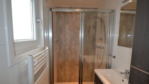 Cottage | Bathroom - Comfy Cottage With Microwave Surrounded by Nature (Rhenen)