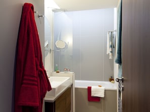 Apartment | Bathroom | Combined shower/bathtub, hair dryer, towels - Stylish and Comfortably Furnished Apartment in Deauville (Deauville)