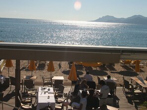 Beach - Modern Apartment in Cannes With Balcony (Cannes)