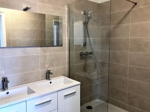 Apartment | Bathroom - Modern Apartment in Cannes With Balcony (Cannes)