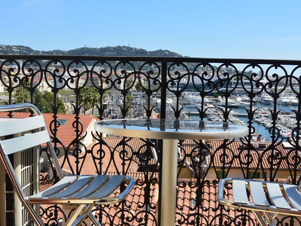 Apartment | Balcony - Modern Apartment in Cannes With Balcony (Cannes)