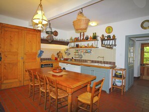 Private kitchen - Characteristic Country House With Huge Natural Garden at 2 km From the Village Sauzet (Sauzet)