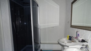Apartment | Bathroom | Shower - Beautiful Apartment in Saint-prix With Swimming Pool (Saint-Prix)