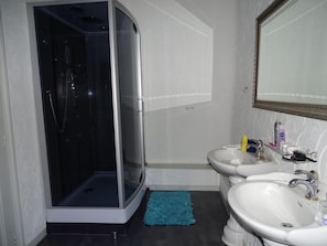 Bathroom - Beautiful Apartment in Saint-prix With Swimming Pool (Saint-Prix)