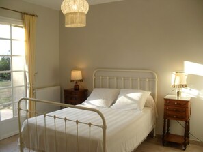 Villa | Room amenity - Villa in Campagnan With Pool and Vineyard Views (Campagnan)