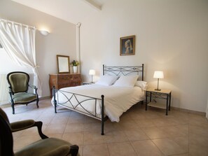 Villa | Room amenity - Villa in Campagnan With Pool and Vineyard Views (Campagnan)