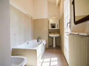 Villa | Bathroom | Shower - Villa in Campagnan With Pool and Vineyard Views (Campagnan)