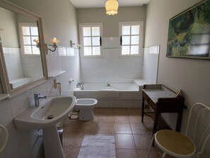 Villa | Bathroom - Villa in Campagnan With Pool and Vineyard Views (Campagnan)