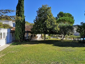 Exterior - Villa in Campagnan With Pool and Vineyard Views (Campagnan)