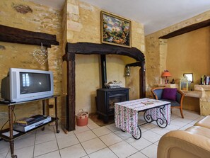 House | Living room - Charming Family Retreat in Loubejac (Loubejac)