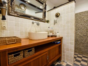 Ferienhaus | Badezimmer | Dusche, Handtücher
