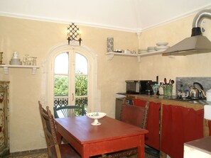 Private kitchen - Holiday Home in Amboise With Terrace, Private Garden, BBQ (Amboise)