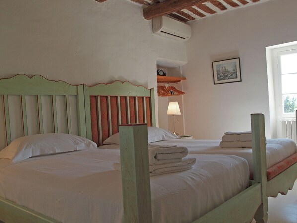 Villa | Room amenity - Oppede Villa With Private Pool (Oppede)