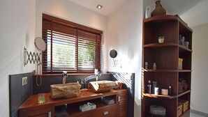 Villa | Bathroom | Shower, towels - Luxury Villa in Preixan With a View of Carcassonne (Preixan)