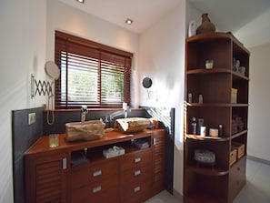 Villa | Bathroom | Shower, towels - Luxury Villa in Preixan With a View of Carcassonne (Preixan)