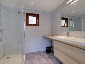 Bathroom - Cozy Wooden Chalet with Privacy near Nature (Harderwijk)