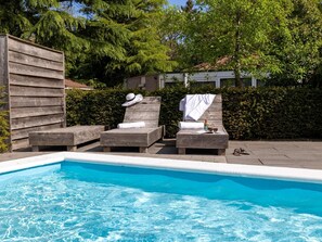Outdoor pool - Cozy Wooden Chalet with Privacy near Nature (Harderwijk)