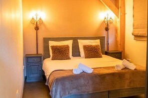 2 عدّة غرف نوم وملاءات أسرّة