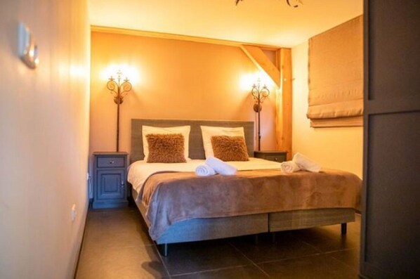 House | 2 bedrooms, bed sheets - Classy Holiday Home in Alphen With Garden (Alphen)