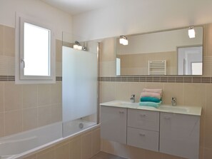 Villa | Bathroom | Combined shower/tub, towels - Beautiful Villa With Private Pool, Panoramic Views (Artignosc-sur-Verdon)