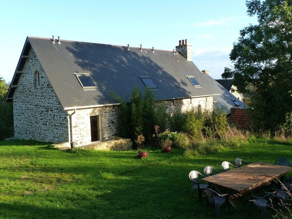 Exterior - Traditional Holiday Home in Courcy With Terrace (Courcy)