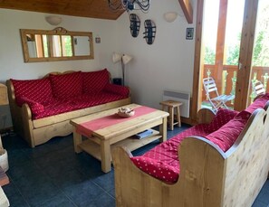 Chalet | Living room | Fireplace - Chalet in Vallandry Near Paradiski Ski Area (Landry)