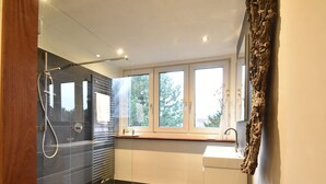 Ferienhaus | Badezimmer | Badewanne, Handtücher