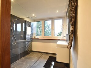 Huis | Badkamer | Een bad, handdoeken