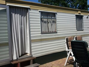 Exterior - Cozy Chalet with Barbecue near Wadden Sea (Tzummarum)