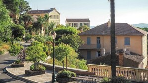 Zona residencial con una calle curva, un banco y un farol.