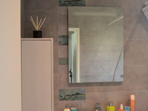 Villa | Bathroom | Bathtub, towels - Beautiful Renovated Villa With a Private Swimming Pool and View ont the Sea! (Cancale)