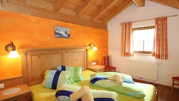 1 bedroom, bed sheets