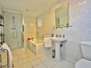Rumah | Kamar mandi | Bathtub dan handuk