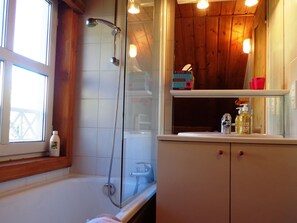 Chalet | Kamar mandi | Bathtub dan handuk