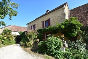 A stone building with red shutters, a gravel path, and lush greenery. - Peaceful Villa in Saint-jory (Saint-Jory-las-Bloux)