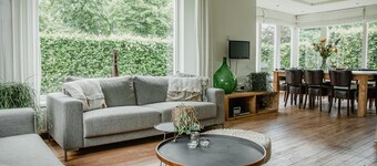 บ้านพักวันหยุดขนาดใหญ่ที่สง่างามใกล้ Leende ตั้งอยู่ระหว่างทุ่งหญ้าและป่า