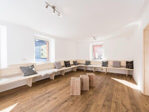 Hus | Oppholdsrom | TV og peis