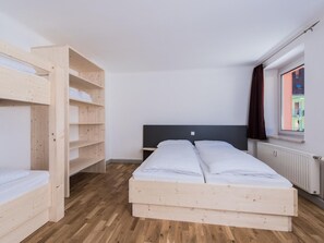 House | 8 bedrooms, individually furnished, bed sheets