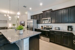 Kylskåp, mikrovågsugn, ugn och spishäll