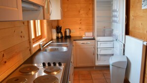 Chalet | Cuisine privée | Réfrigérateur, four à micro-ondes, un four, surface de cuisson