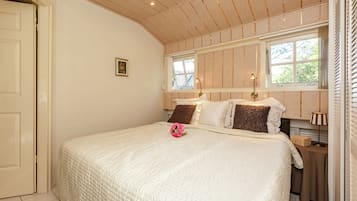 Apartment | 1 bedroom, individually furnished, bed sheets