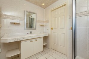 Apartment | Bathroom - Apartment in Oostkapelle Near the Beach (Oostkapelle)