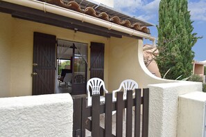 Villa | Balcony - Great Holiday Home Near a Pleasure Marina, the Mediterranean and the Pyrenees (Saint-Cyprien)