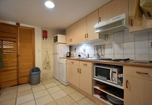 Villa | Private kitchen - Great Holiday Home Near a Pleasure Marina, the Mediterranean and the Pyrenees (Saint-Cyprien)
