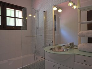 Bathroom - Luxury Villa With Heated Pool in Les Issambres on the Cote d 'azur (Roquebrune-sur-Argens)