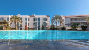 Ein Schwimmbad mit einem modernen Gebäude im Hintergrund.